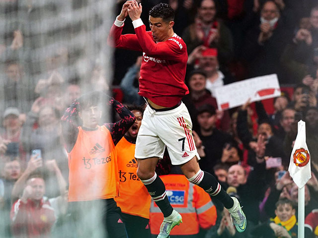 Ronaldo hóa ”siêu nhân” trước Brentford, lập hàng loạt kỷ lục ”vô tiền khoáng hậu”