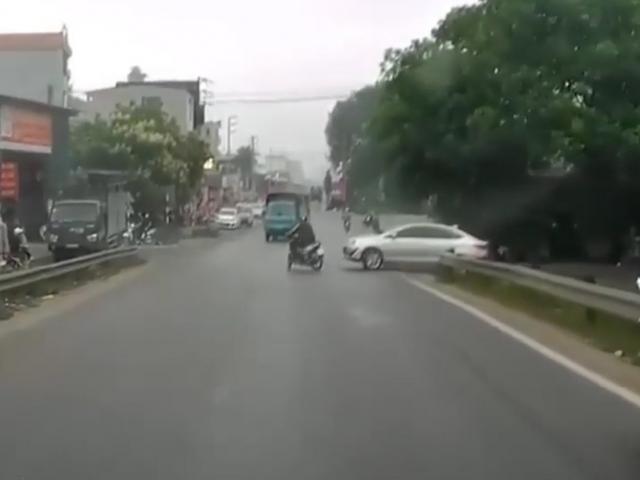 Clip: Thanh niên đi xe máy phanh ”cháy đường” thoát va chạm với 3 ô tô
