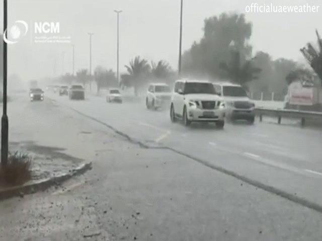 Giữa nắng nóng hơn 50 độ C, UAE thành công tạo mưa như trút nước