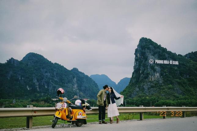 Đôi trẻ đi phượt xuyên Việt bằng xe máy - 1