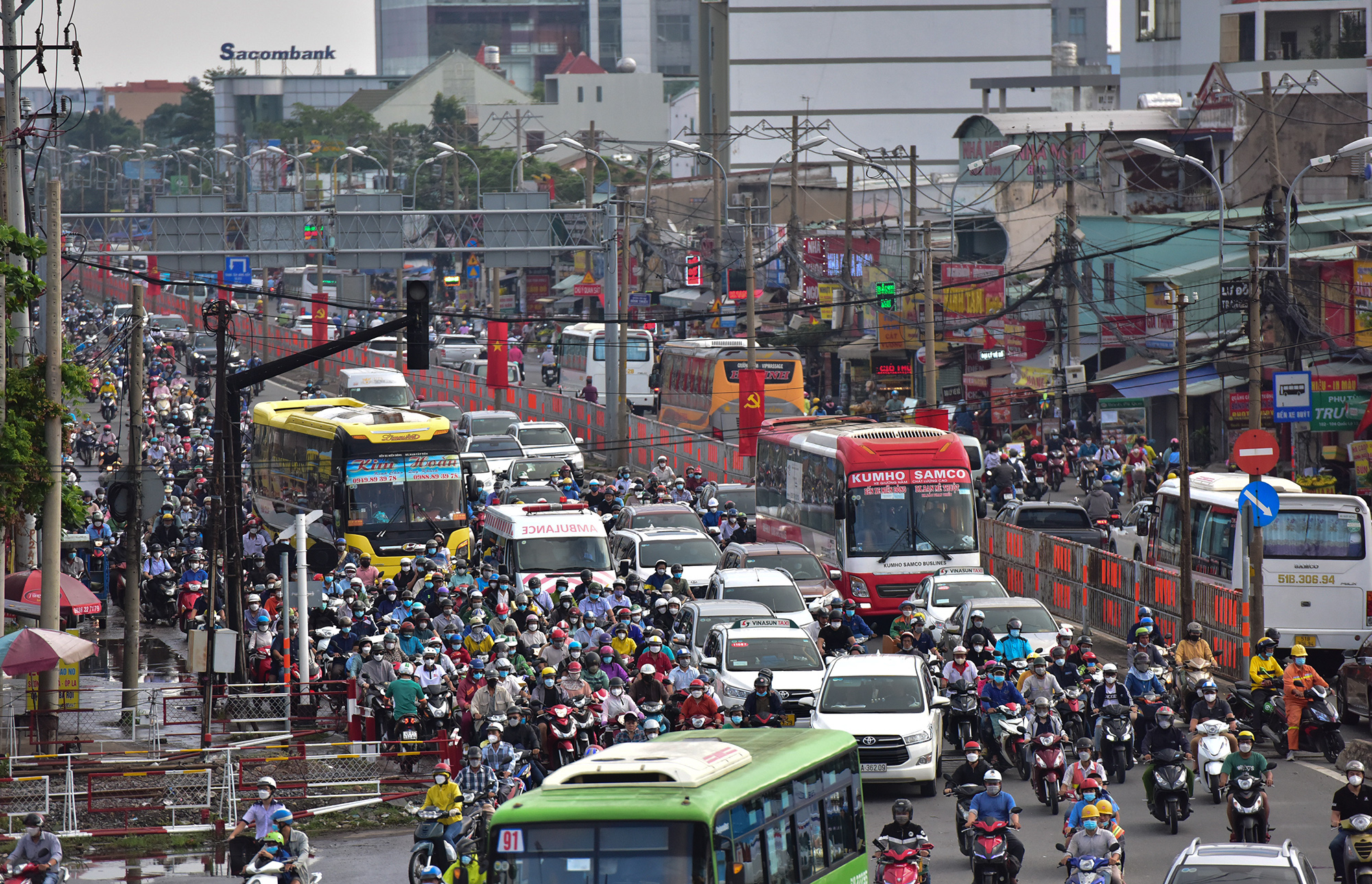Hà Nội, TP.HCM lại tắc đường kinh hoàng sau nghỉ lễ, người dân chật vật tới nơi làm việc - 19