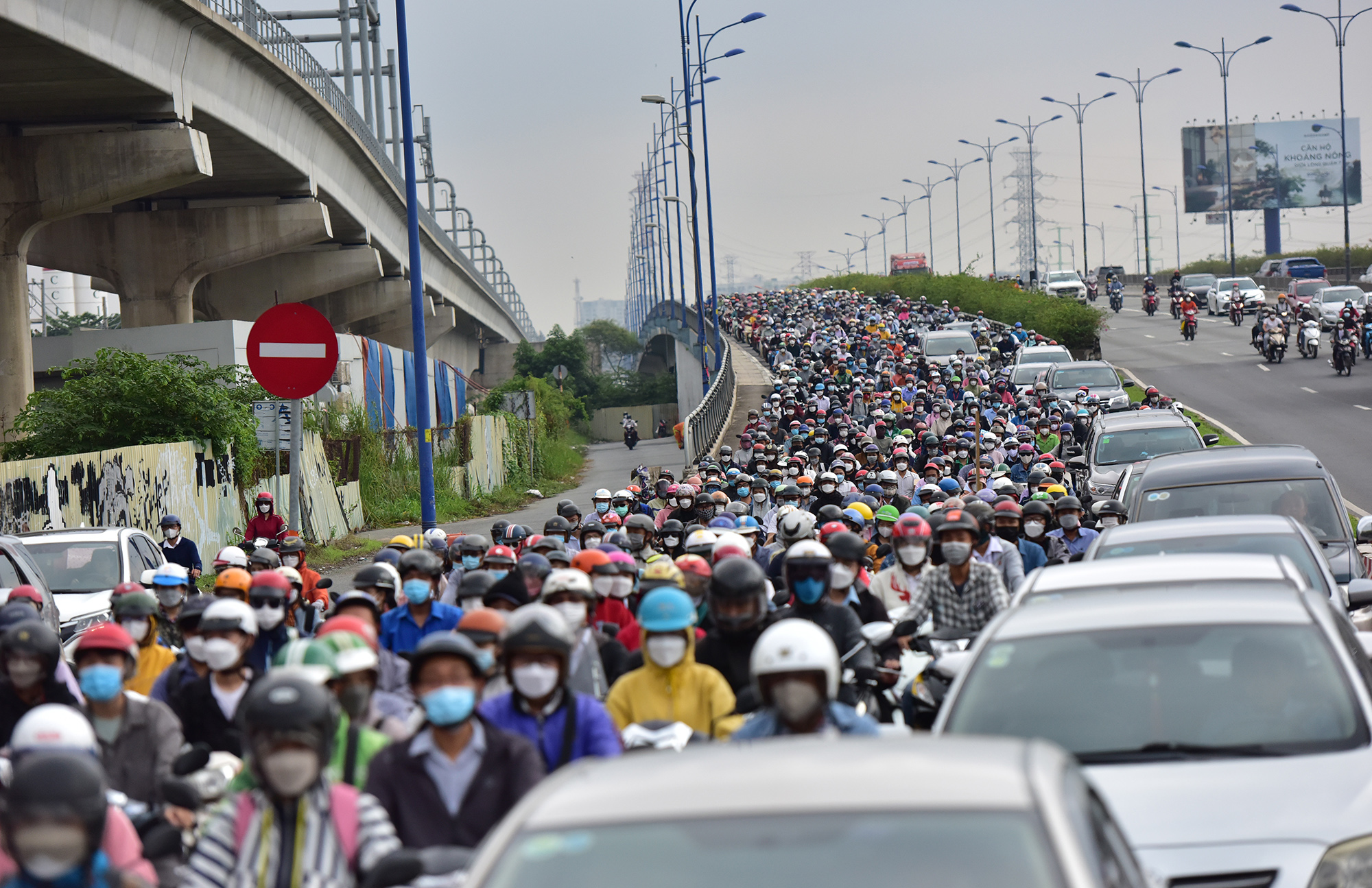 Hà Nội, TP.HCM lại tắc đường kinh hoàng sau nghỉ lễ, người dân chật vật tới nơi làm việc - 32