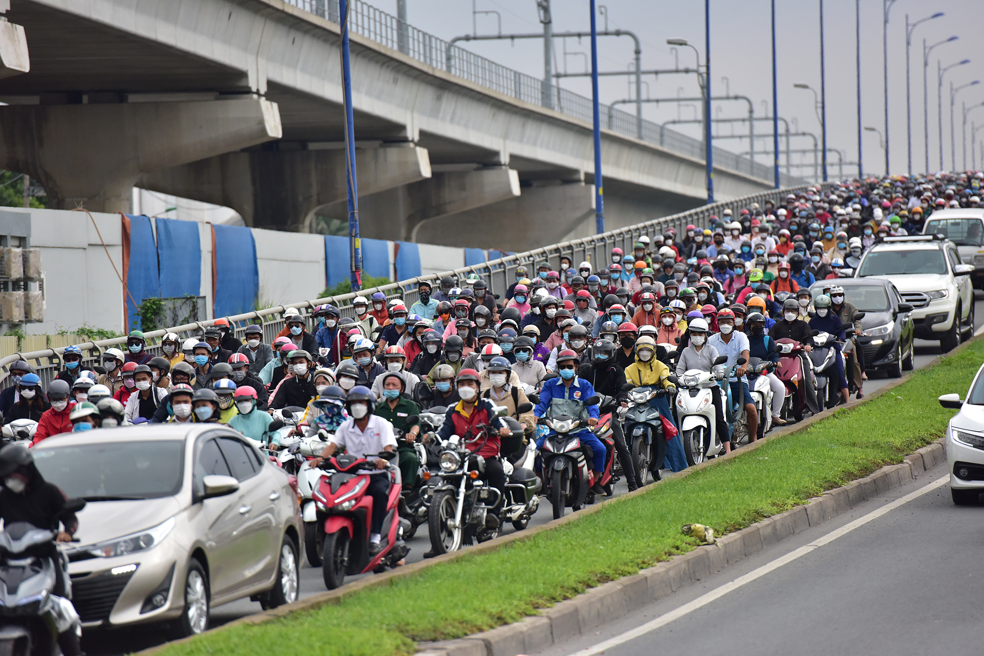 Hà Nội, TP.HCM lại tắc đường kinh hoàng sau nghỉ lễ, người dân chật vật tới nơi làm việc - 33