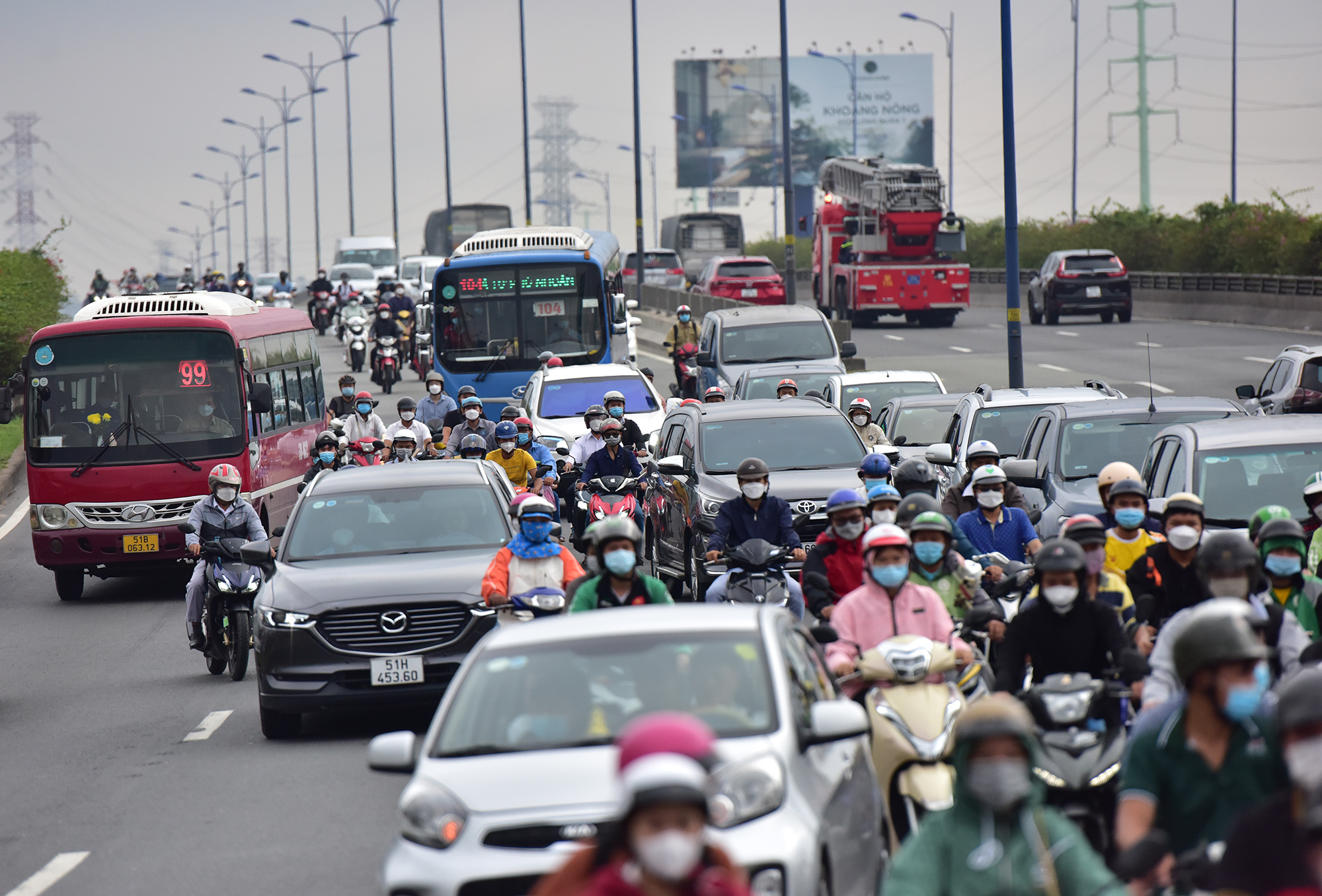 Hà Nội, TP.HCM lại tắc đường kinh hoàng sau nghỉ lễ, người dân chật vật tới nơi làm việc - 34