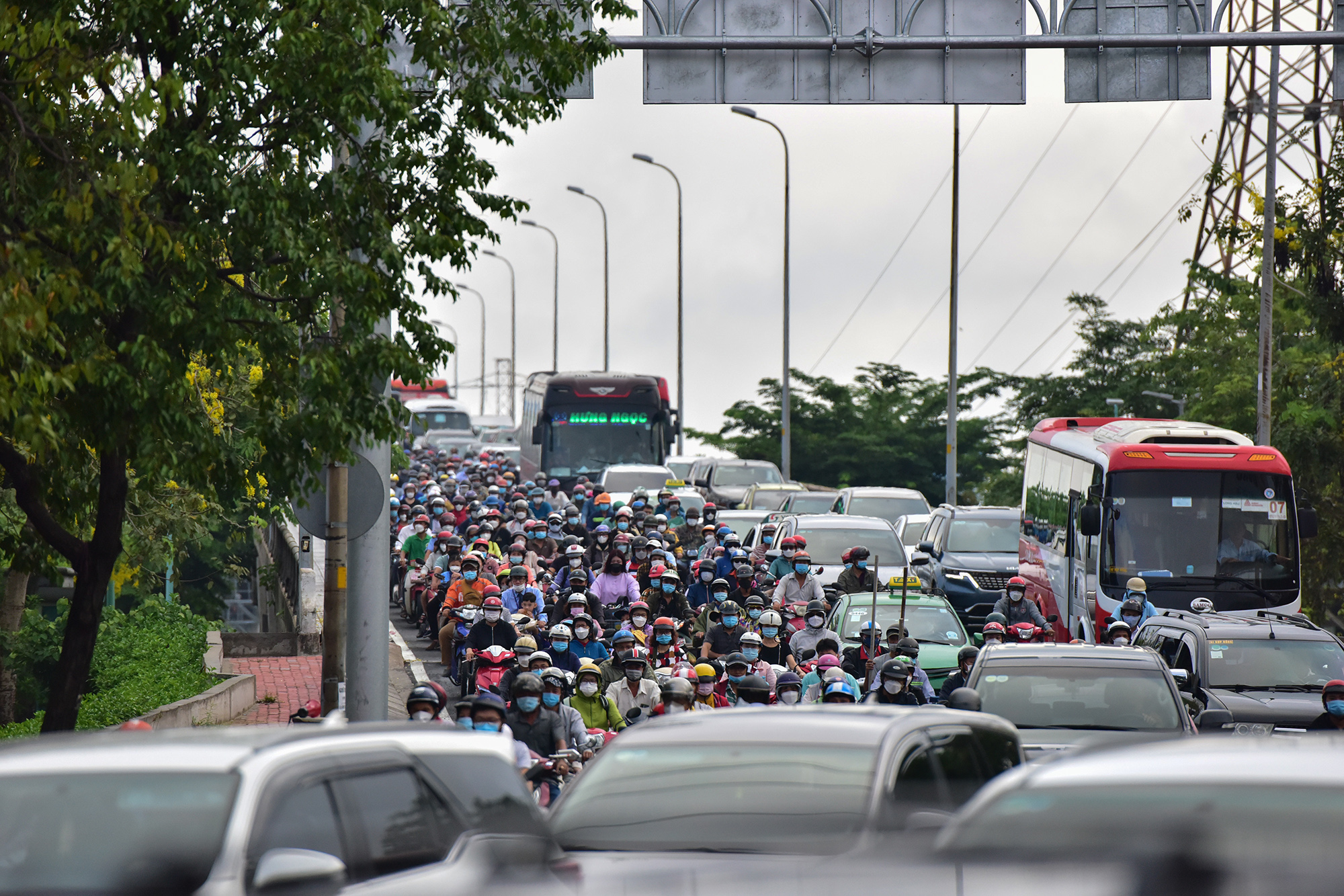 Hà Nội, TP.HCM lại tắc đường kinh hoàng sau nghỉ lễ, người dân chật vật tới nơi làm việc - 20