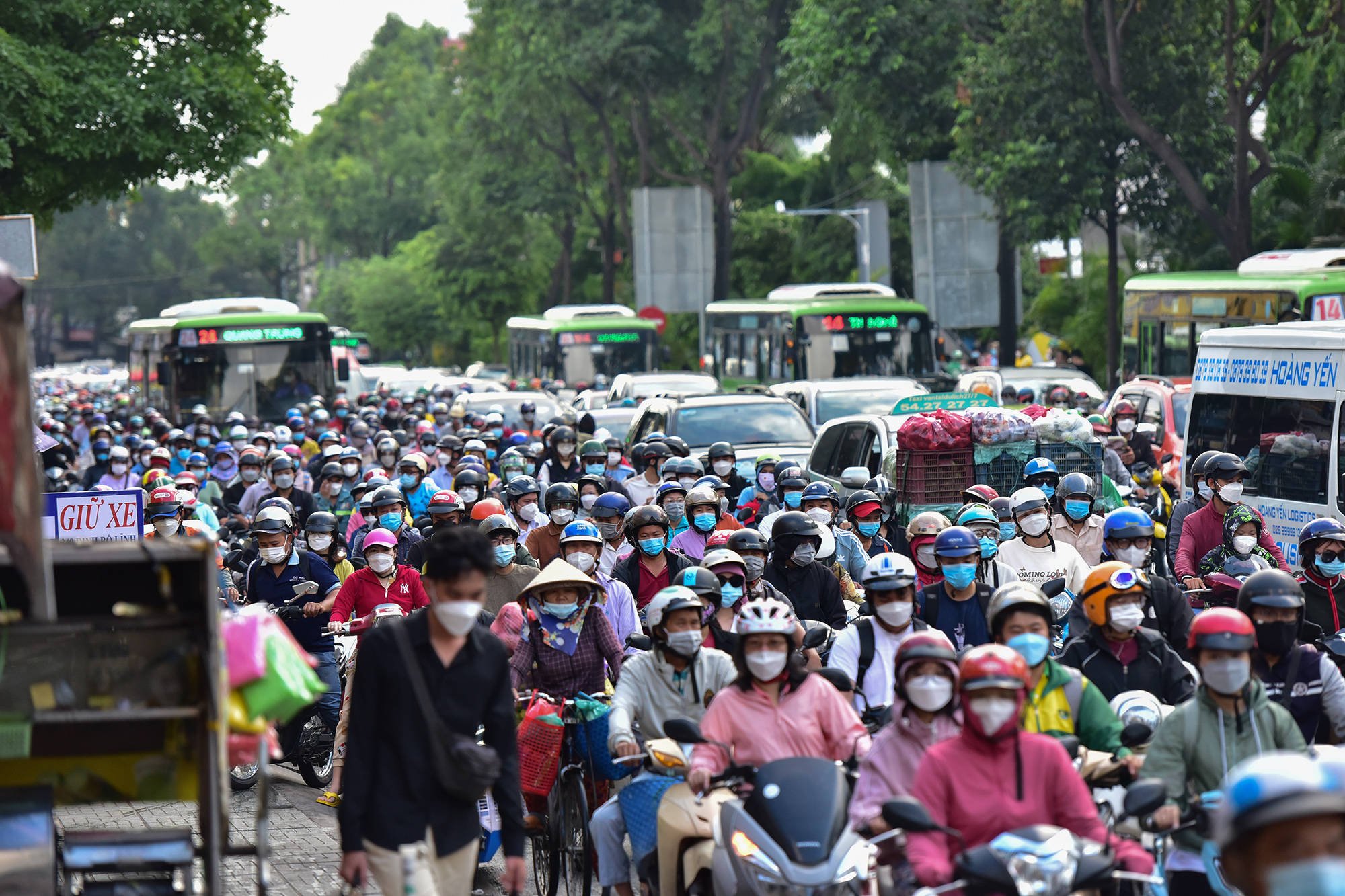 Hà Nội, TP.HCM lại tắc đường kinh hoàng sau nghỉ lễ, người dân chật vật tới nơi làm việc - 23