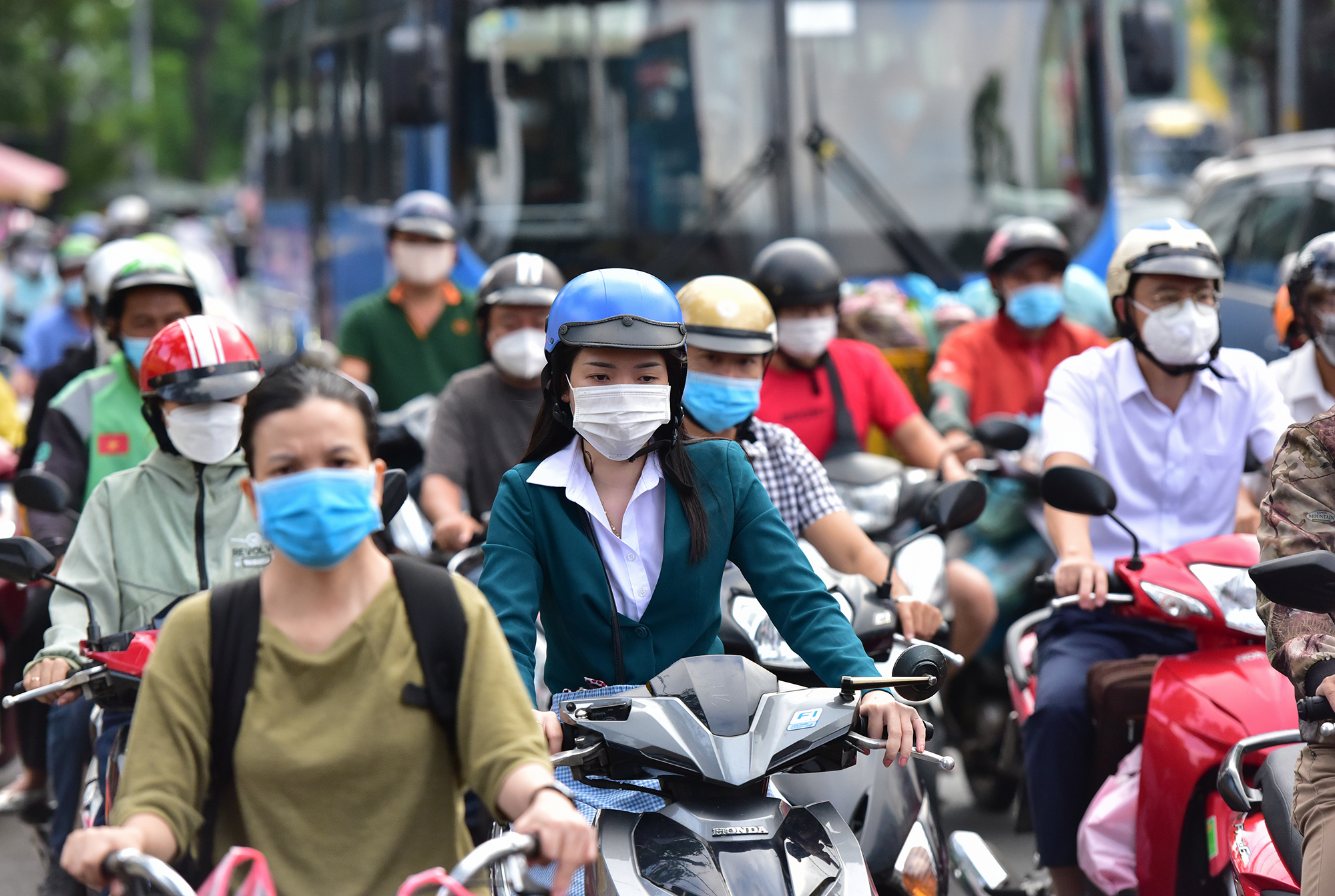 Hà Nội, TP.HCM lại tắc đường kinh hoàng sau nghỉ lễ, người dân chật vật tới nơi làm việc - 24