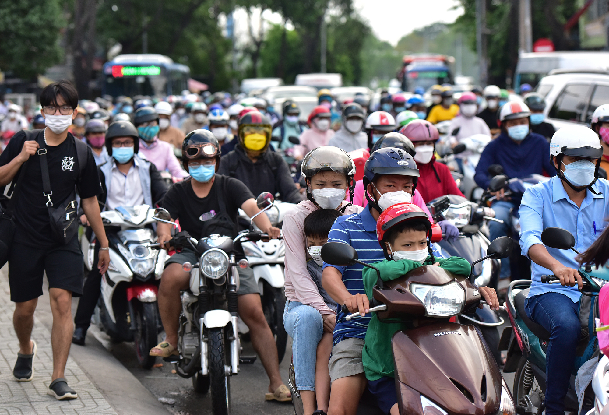 Hà Nội, TP.HCM lại tắc đường kinh hoàng sau nghỉ lễ, người dân chật vật tới nơi làm việc - 25