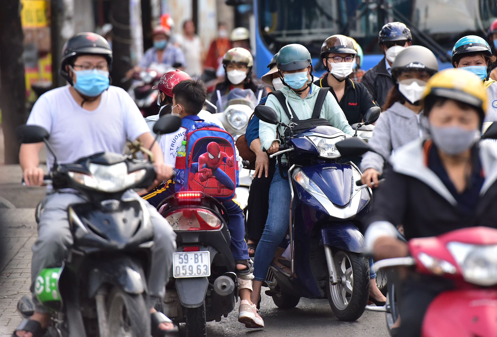 Hà Nội, TP.HCM lại tắc đường kinh hoàng sau nghỉ lễ, người dân chật vật tới nơi làm việc - 26