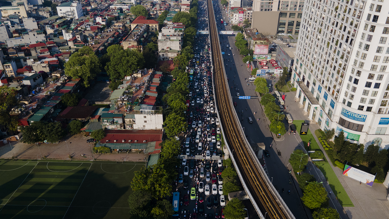 Hà Nội, TP.HCM lại tắc đường kinh hoàng sau nghỉ lễ, người dân chật vật tới nơi làm việc - 1