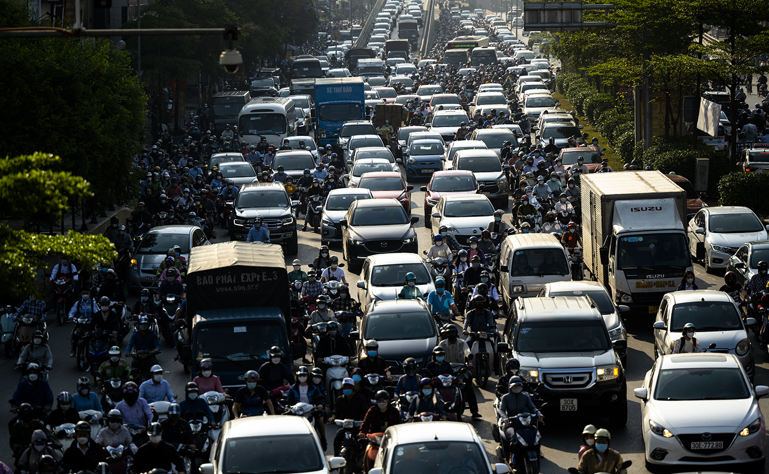 Hà Nội, TP.HCM lại tắc đường kinh hoàng sau nghỉ lễ, người dân chật vật tới nơi làm việc - 11