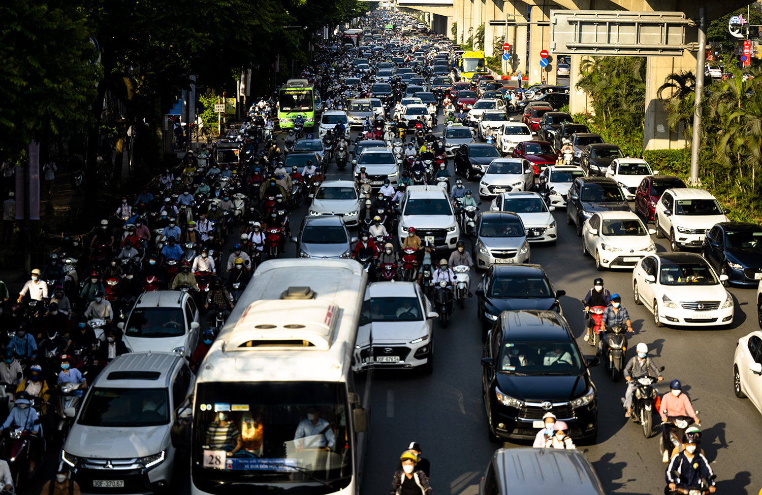 Hà Nội, TP.HCM lại tắc đường kinh hoàng sau nghỉ lễ, người dân chật vật tới nơi làm việc - 3
