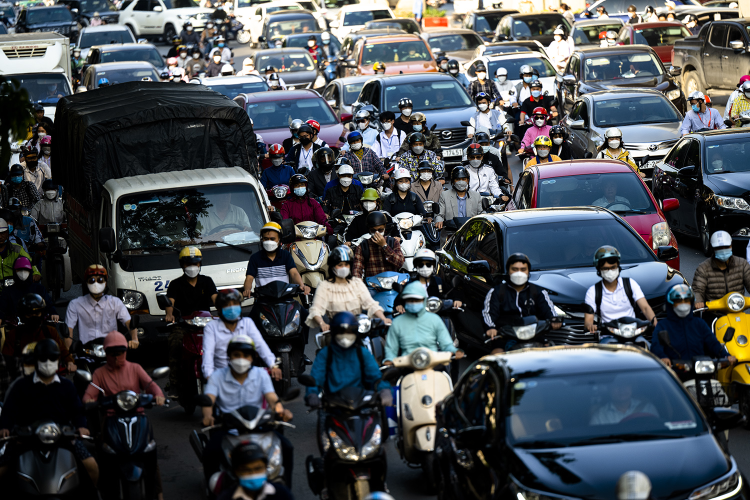 Hà Nội, TP.HCM lại tắc đường kinh hoàng sau nghỉ lễ, người dân chật vật tới nơi làm việc - 5