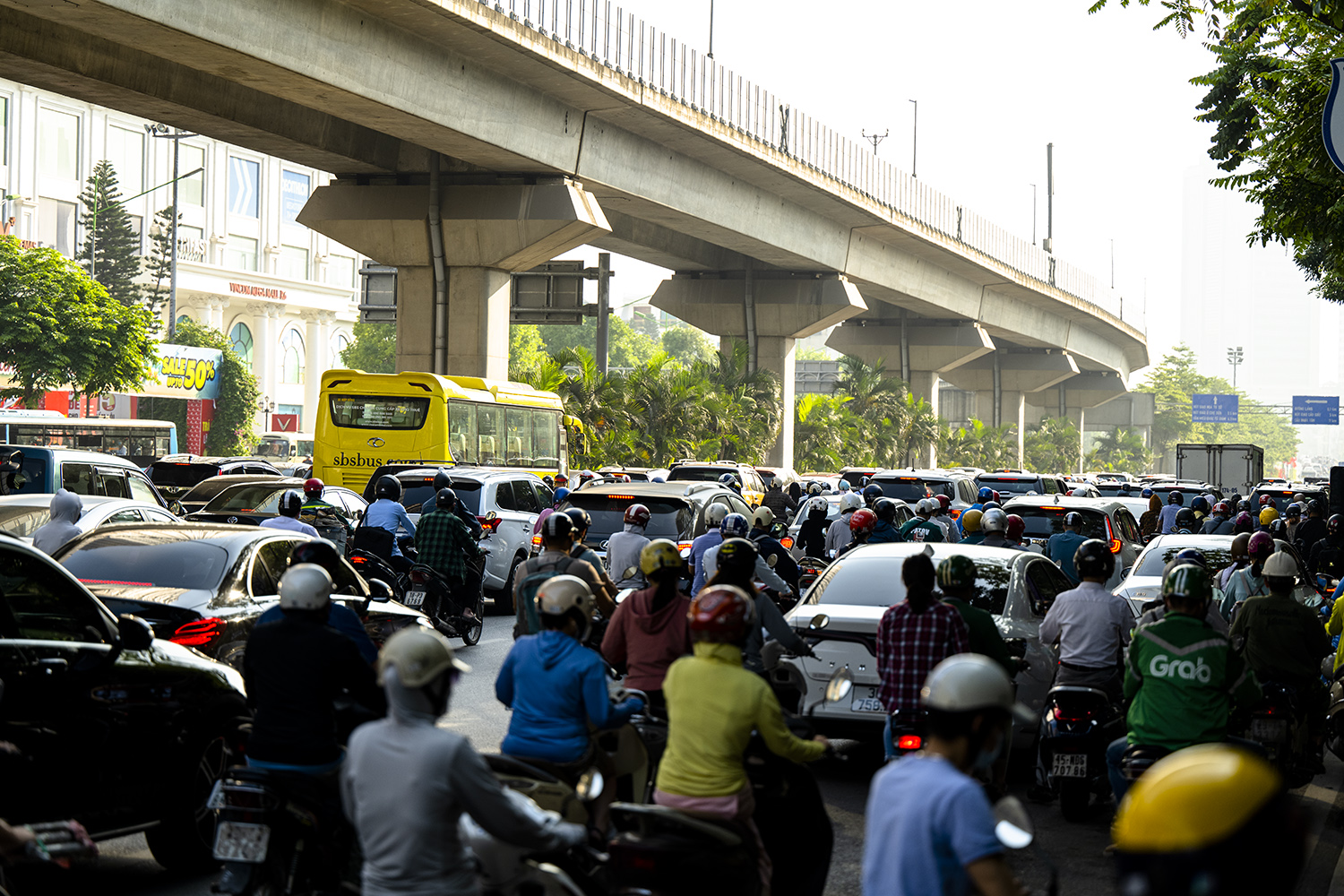 Hà Nội, TP.HCM lại tắc đường kinh hoàng sau nghỉ lễ, người dân chật vật tới nơi làm việc - 6