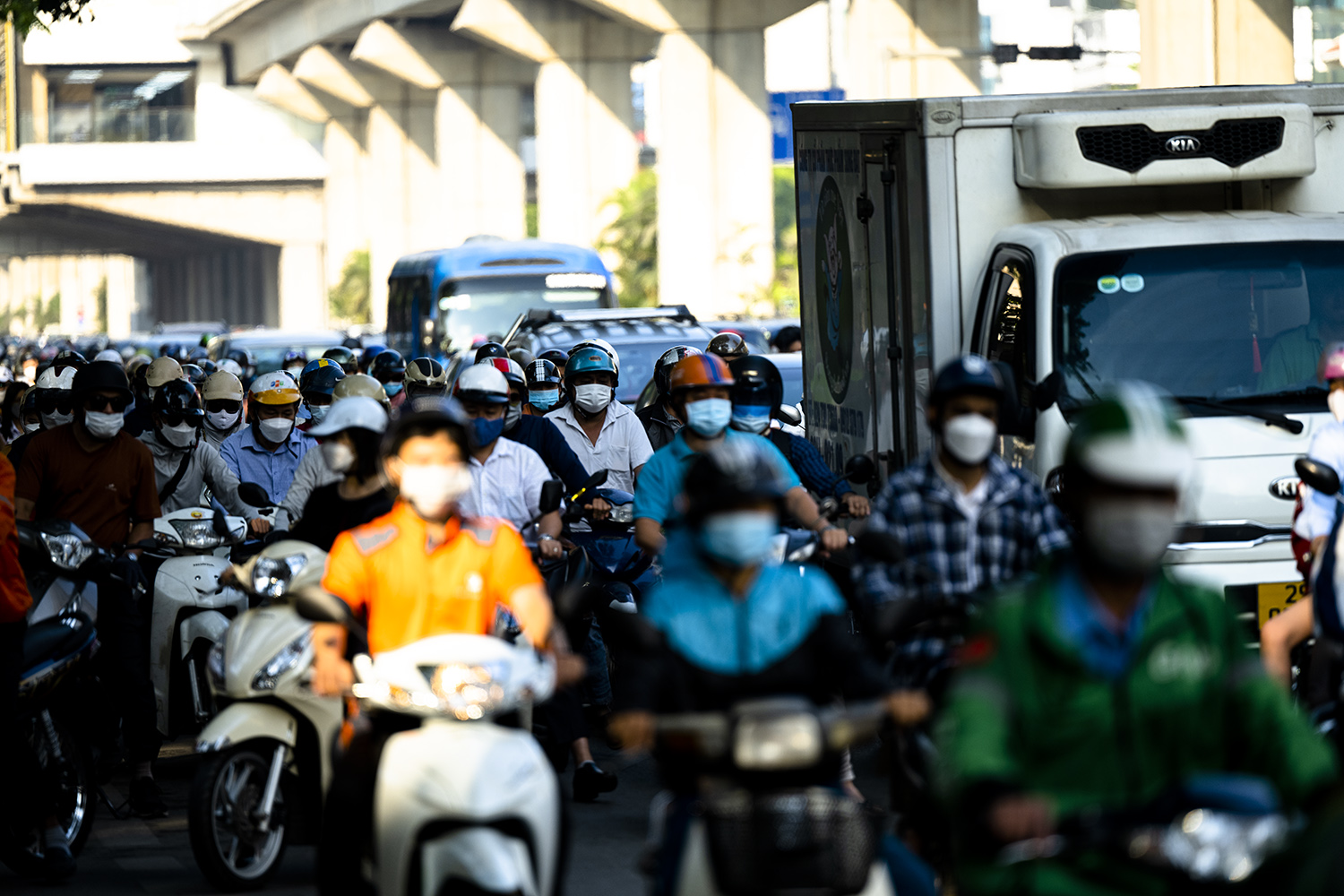 Hà Nội, TP.HCM lại tắc đường kinh hoàng sau nghỉ lễ, người dân chật vật tới nơi làm việc - 7