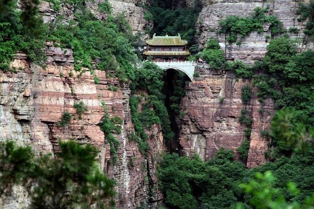 Thót tim trước ngôi chùa cổ cheo leo giữa hai vách đá từng xuất hiện trong bộ phim Ngoạ Hổ Tàng Long - 1