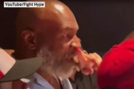 Mike Tyson đánh người trên máy bay, xuống mặt đất nhận ngay "đòn thù"