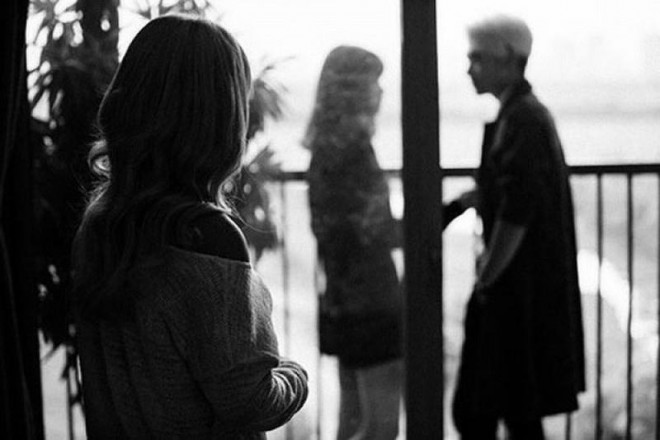 Tóm cổ được tiểu tam ngay giữa đường, vợ gọi điện cho chồng nói một câu khiến ai cũng phải sững sờ - 1