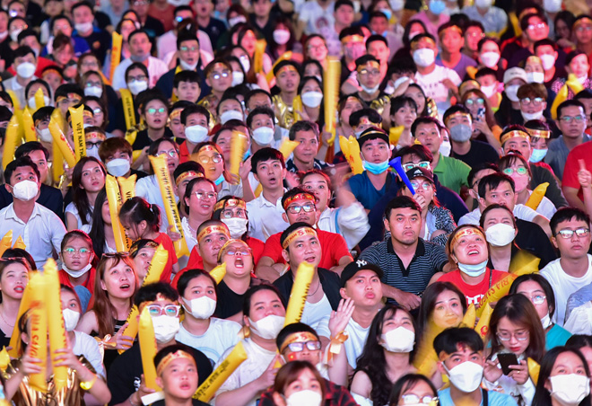 Người hâm mộ vỡ òa cảm xúc khi các tuyển thủ U23 Việt Nam liên tục lập công - 12