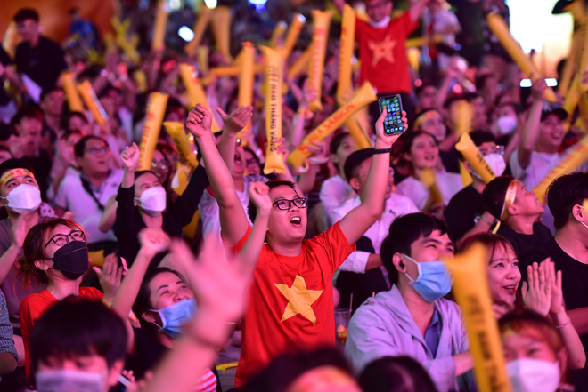 Người hâm mộ vỡ òa cảm xúc khi các tuyển thủ U23 Việt Nam liên tục lập công - 14