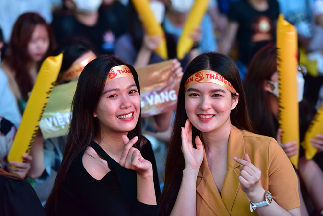Người hâm mộ vỡ òa cảm xúc khi các tuyển thủ U23 Việt Nam liên tục lập công - 16