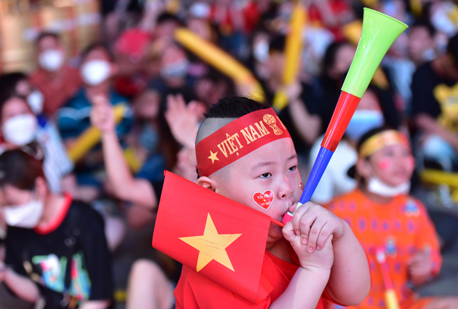 Người hâm mộ vỡ òa cảm xúc khi các tuyển thủ U23 Việt Nam liên tục lập công - 3