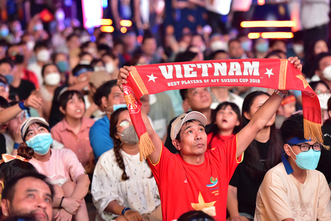 Người hâm mộ vỡ òa cảm xúc khi các tuyển thủ U23 Việt Nam liên tục lập công - 4