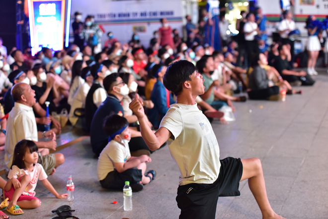 Người hâm mộ vỡ òa cảm xúc khi các tuyển thủ U23 Việt Nam liên tục lập công - 6