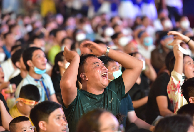 Người hâm mộ vỡ òa cảm xúc khi các tuyển thủ U23 Việt Nam liên tục lập công - 8
