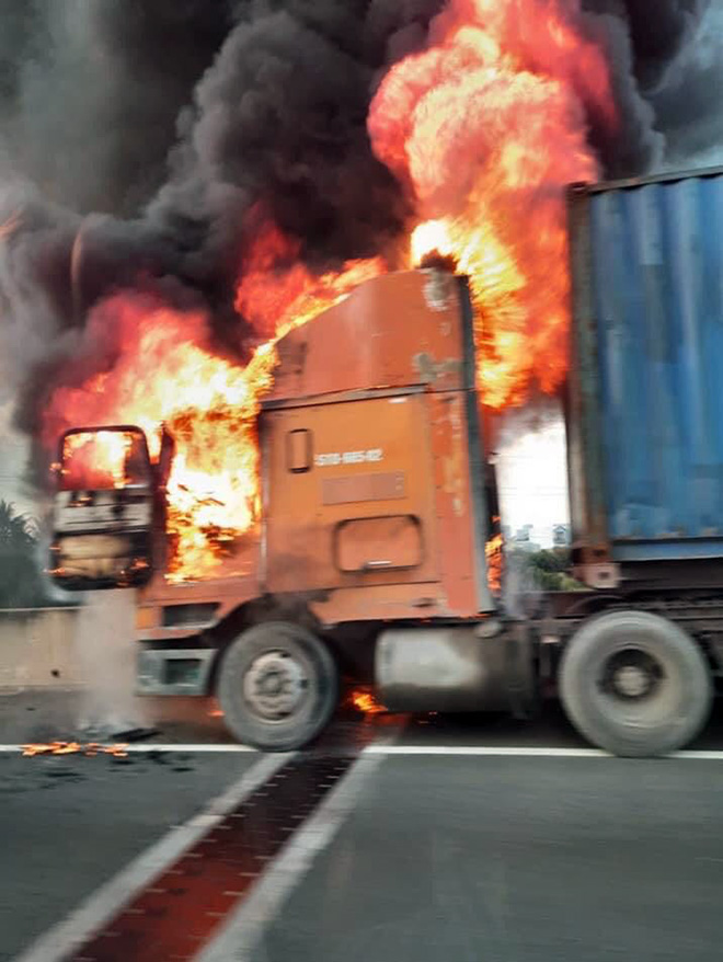 Xe container bốc cháy dữ dội trên cao tốc TP.HCM – Long Thành – Dầu Giây - 1