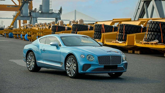 Đại lý chính hãng của thương hiệu Bentley tại Việt Nam cho biết, chiếc Continental GT V8 Mulliner đầu tiên đã cập cảng với mức giá trên dưới 20 tỷ đồng
