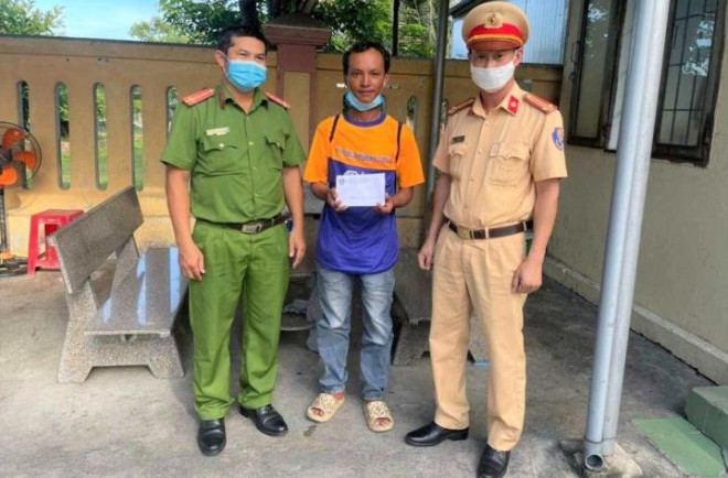 Bị trộm lấy hết tài sản, người đàn ông đi bộ 15 ngày từ TP HCM về Quảng Bình - 1