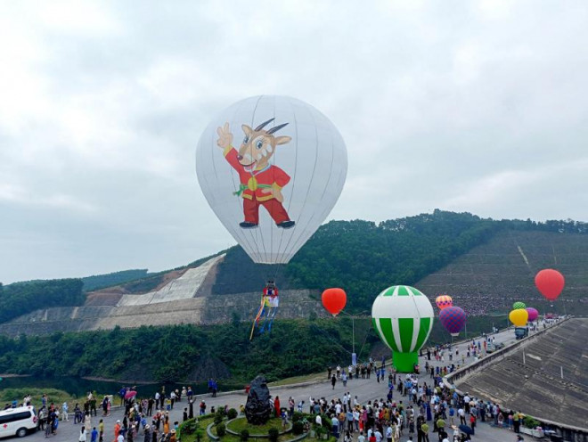 Chiêm ngưỡng màn trình diễn khinh khí cầu chào mừng SEA Games 31 tại Hà Tĩnh - 3
