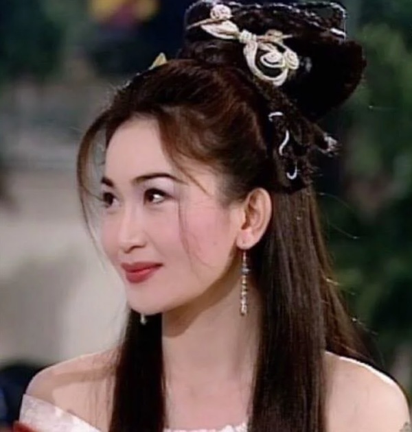 "Phan Kim Liên đẹp nhất màn ảnh” bị chê mặc “cưa sừng làm nghé” ở tuổi U60 - 1
