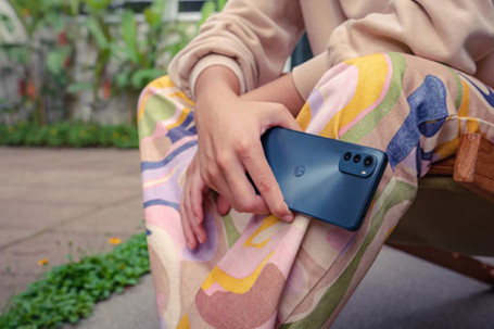 Motorola ra mắt smartphone chống thấm nước giá cực mềm