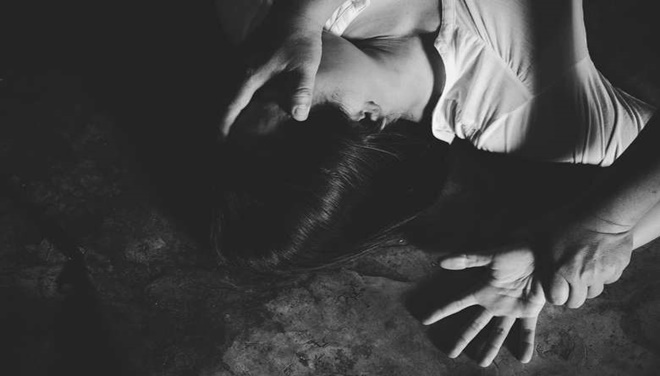 Về nhà qua đoạn đường vắng, chồng bất lực nhìn vợ bị nhóm đàn ông xâm hại - 1