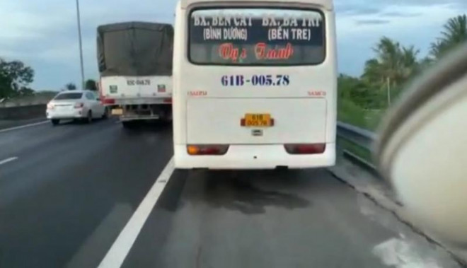 Xe cứu thương hú còi trong vô vọng trên đường cao tốc TP Hồ Chí Minh - Trung Lương - 2