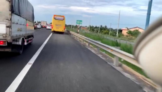 Xe cứu thương hú còi trong vô vọng trên đường cao tốc TP Hồ Chí Minh - Trung Lương - 3