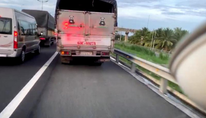 Xe cứu thương hú còi trong vô vọng trên đường cao tốc TP Hồ Chí Minh - Trung Lương - 6