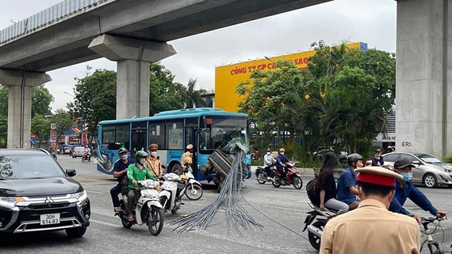 Hà Nội: Hãi hùng bó sắt trên xe ba gác xuyên thủng đầu xe buýt - 1