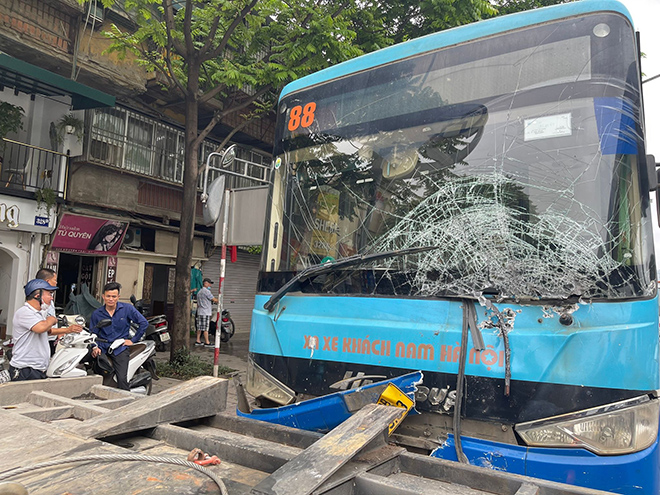 Hà Nội: Hãi hùng bó sắt trên xe ba gác xuyên thủng đầu xe buýt - 2