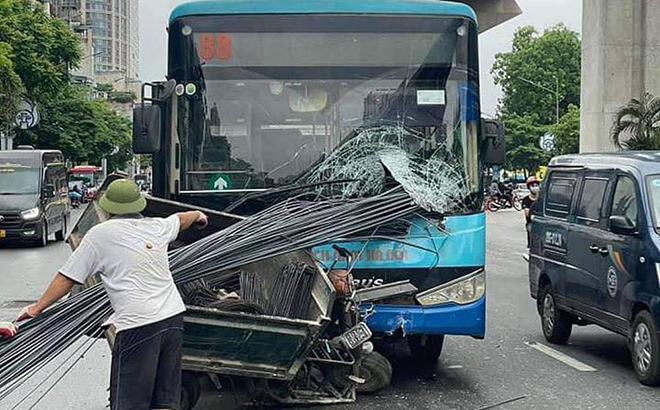 Hà Nội: Hãi hùng bó sắt trên xe ba gác xuyên thủng đầu xe buýt - 3