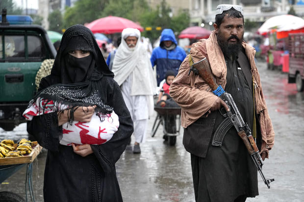 Taliban: Phụ nữ ra đường phải trùm kín từ đầu đến chân - 1