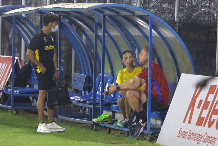 Được nữ trưởng đoàn động viên, HLV U23 Thái Lan xỏ giày tập sung như cầu thủ - 1