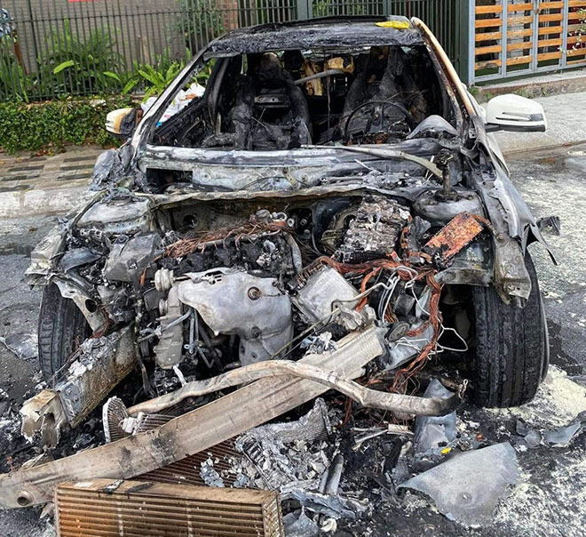 Ôtô Mercedes đâm vào gốc cây rồi bốc cháy dữ dội - 2