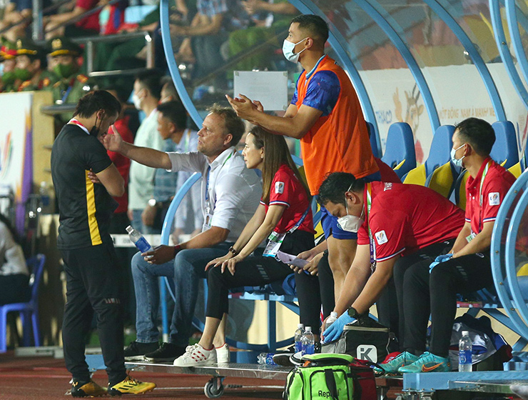 U23 Thái Lan thua ngược cực sốc, nữ trưởng đoàn Madam Pang có hành động “đốn tim” - 1