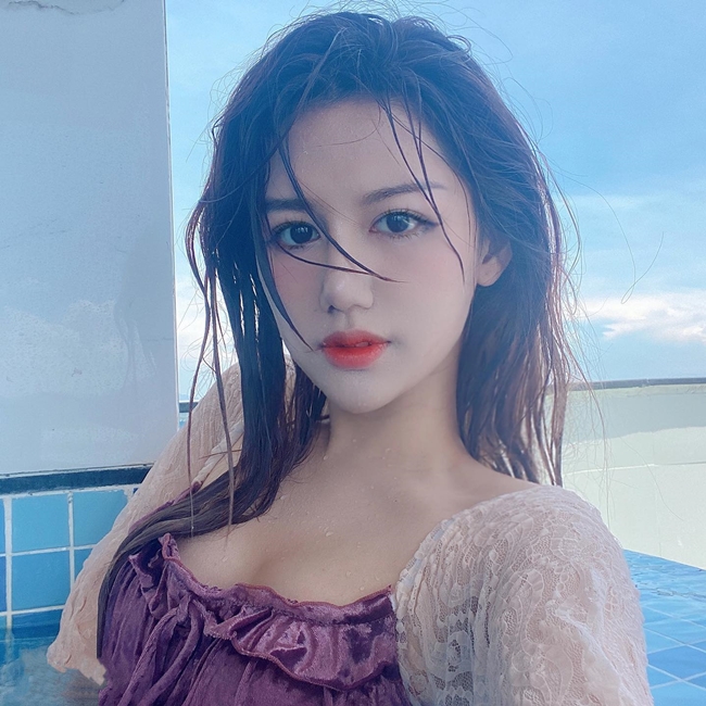 Nguyễn Bích Ngọc sinh năm 2000. Cô được biết đến với biệt danh "hot girl bể bơi". 
