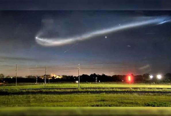 “UFO” hình con sứa rơi ra từ tên lửa, bay ngang bầu trời nước Mỹ - 1