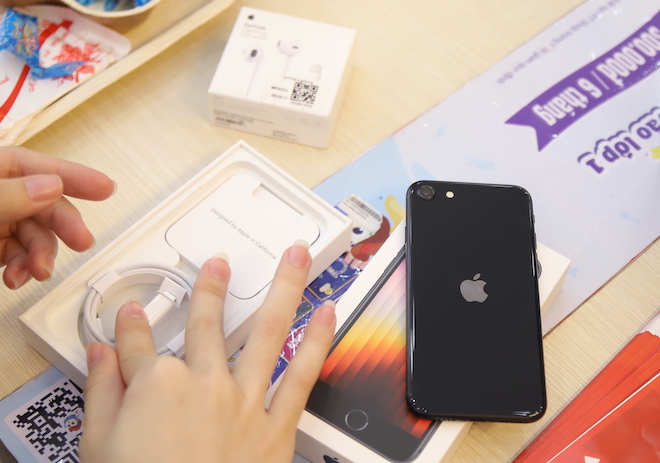 Giá iPhone SE (2022) vừa lên kệ: Mạnh như iPhone 13, chỉ từ 11,99 triệu đồng - 1