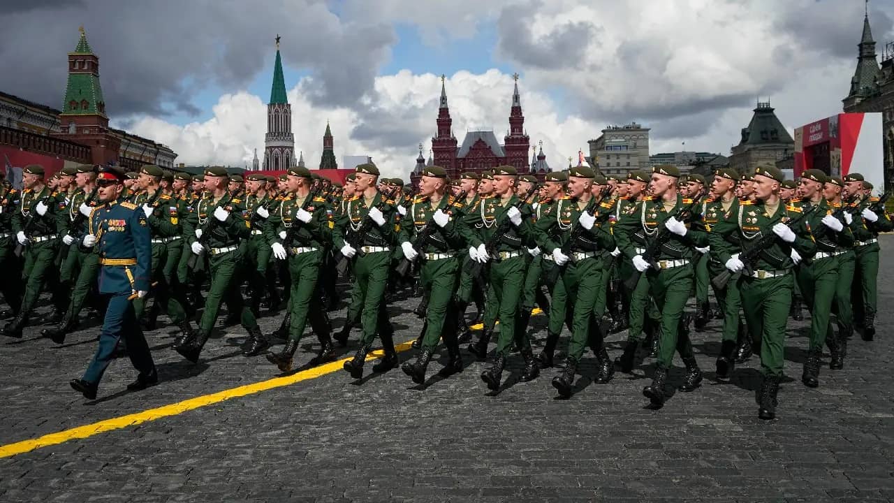 Toàn cảnh duyệt binh kỷ niệm 77 năm Ngày Chiến thắng ở Nga - 1